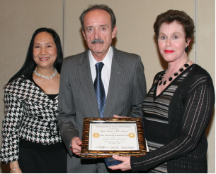 Dr. Bergfeld receiving the Maria Duran Medal, San Antonio, 2008.